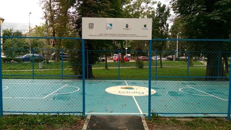 Au închis jumătate din Parcul Central, dar apoi au modernizat terenul de baschet 