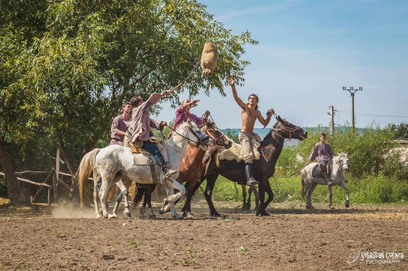 Demonstraţie hipică la Cluj. Sunt prezentate stilul de luptă şi tradiţiile popoarelor nomade