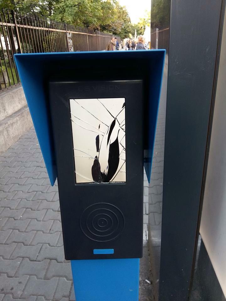 Actele de vandalism sunt în floare. Un automat de bilete a fost distrus fără milă
