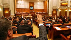 Deputaţii au adoptat legea votului prin corespondenţă. UDMR a părăsit sala în timpul dezbaterii