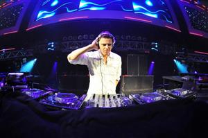 Un DJ din Top 100 mondial renunţă la efectele pirotehnice în spectacolele sale, în urma tragediei din Colectiv 