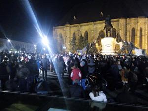 ”Singura soluție, încă o revoluție”. Peste 3.000 de clujeni au protestat în centrul Clujului FOTO/VIDEO