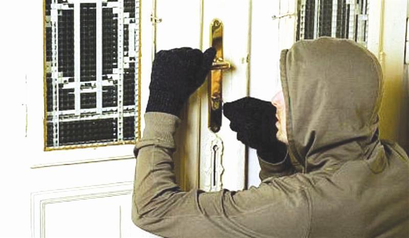 Aventuri pe timp de noapte: poliţiştii, pe urmele unor spărgători de locuinţe. Firul evenimentelor