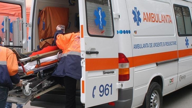 Trei persoane, rănite într-un accident rutier: un şofer de 66 de ani a intrat pe contrasens