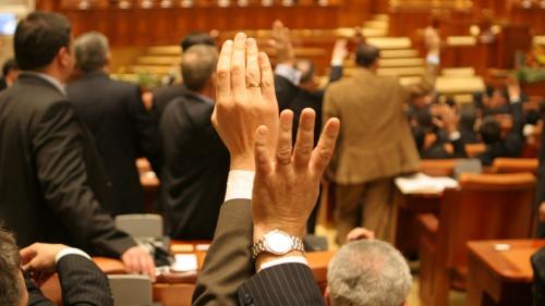 Proiectul privind pensiile speciale pentru aleşii locali, adoptat tacit de Camera Deputaţilor
