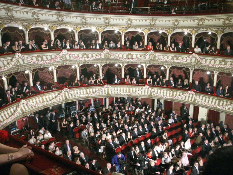 Concert caritabil pentru elevii premianţi, la Opera Naţională