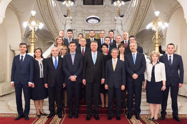 Miniştrii Cabinetului Cioloş au semnat pe proprie răspundere declaraţii de integritate