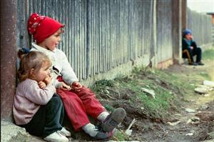 Un sfert din copiii Europei, în risc de sărăcie. În România sunt peste jumătate