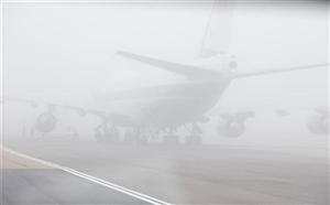 Clujul, învăluit din nou în ceaţă. Traficul aerian, perturbat
