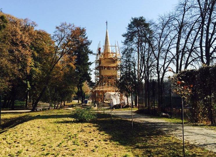 Construcția noii bisericuțe de lemn din parcul Babeș a fost finalizată