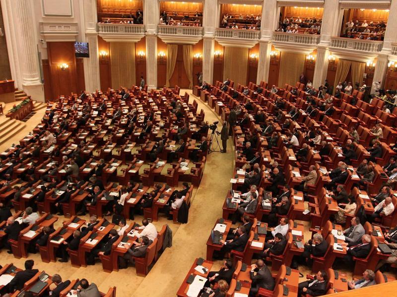 Legea pensiilor speciale pentru aleşii locali merge la promulgare