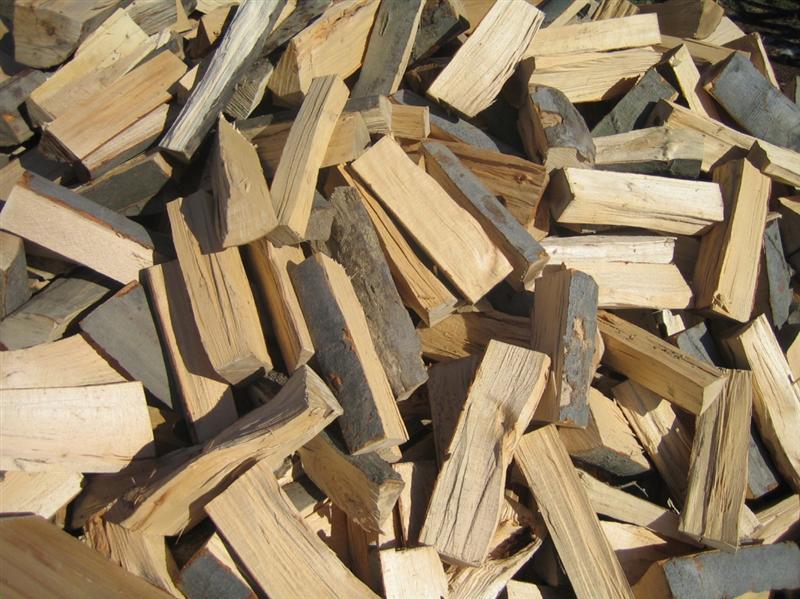 Hoţii de lemne au revenit la activităţile de zi cu zi