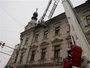 Autoritățile s-au mobilizat! S-a demarat o acțiune pentru înlăturarea elementelor periculoase de pe clădirile vechi GALERIE FOTO
