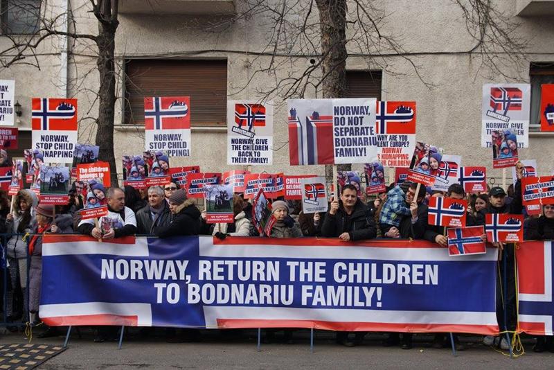 Peste 500 de persoane, la un miting de susţinere a familiei Bodnariu, la Cluj-Napoca