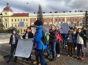 Marş în centrul Clujului: un grup de elevi a ieşit în stradă pentru copiii defavorizaţi