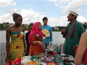 Studenții din toate colțurile lumii își dau întâlnire în parc. Veți putea gusta din bucătăria egipteană, indoneziană și pakistaneză 