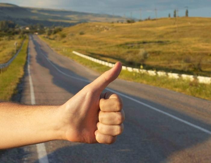 Autostopist cu gânduri rele: s-a urcat în maşină şi a plecat cu tot cu bunurile şoferului