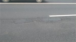 Bună treabă! Au apărut deja plombe în asfaltul turnat în toamnă FOTO-DOVADA