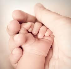 Taţii ar putea beneficia de 10 zile lucrătoare de concediu paternal