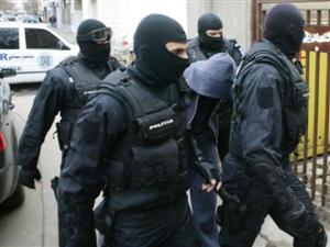 Percheziţii la Cluj. Poliţiştii vor să destructureze un grup specializat în evaziune fiscală