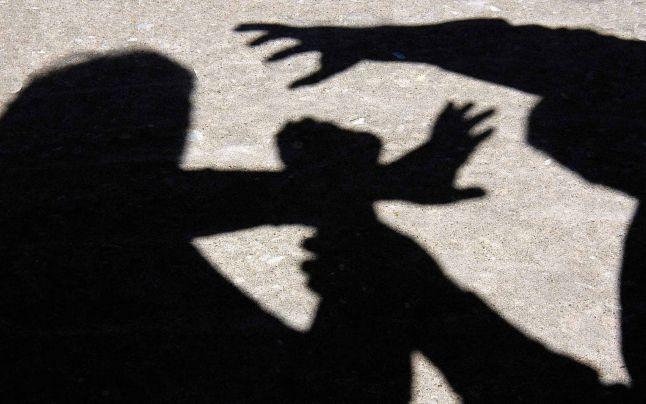 Doar 8% din români ar apăra un copil agresat în public, iar 20% din părinţi folosesc bătaia cu 