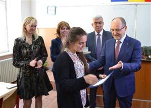 Elevă din Cluj, premiată de ministrul Educaţiei