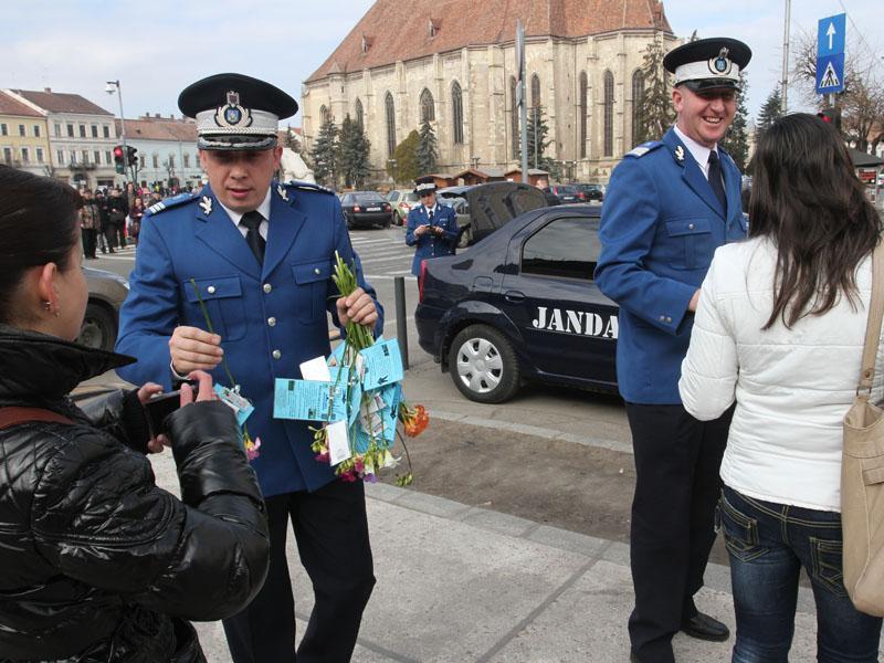 Jandarmii împart, de 1 martie, flori şi mărţişoare 