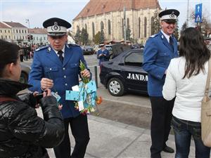 Jandarmii împart, de 1 martie, flori şi mărţişoare 