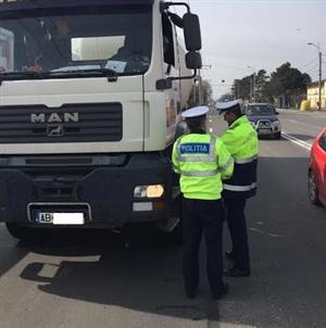 Poliţia Rutieră Cluj verifică legalitatea transporturilor de mărfuri şi persoane 