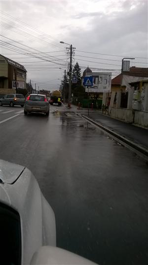 Treabă tipic românească: după ploaie, muncitorii ies să ude străzile FOTO