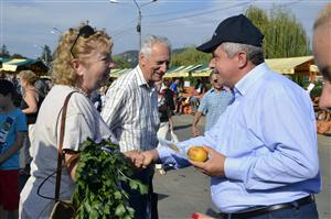 Europarlamentarul Daniel Buda îi invită pe români să consume fructe şi legume din producţia internă