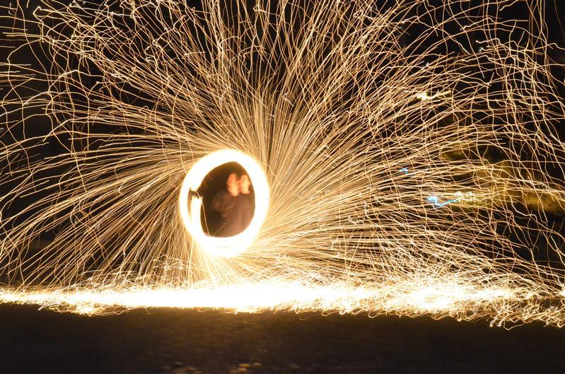 Se stinge lumina: jonglerii cu foc în Piaţa Unirii
