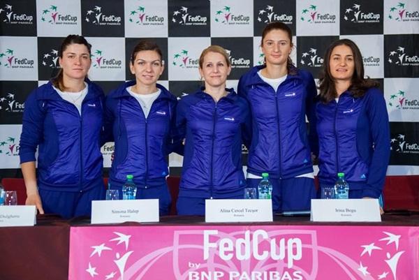 Duel de vis Halep - Kerber, pe zgură, în Polivalenta din Cluj. Lucrările de amenajare a terenului sunt în toi FOTO