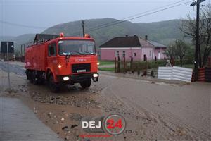 Cluj: Mai multe beciuri şi curţi inundate în zona Dej, două persoane au fost salvate de pompieri