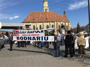 Protest de amploare în centrul Clujului: oamenii au ieşit în stradă pentru a suţine familia Bodnariu