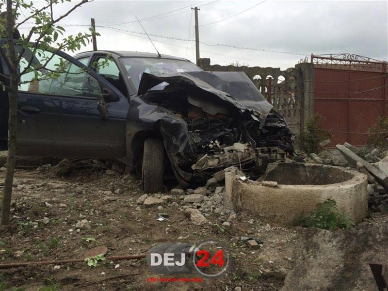 Accident cu două victime: maşina în care se aflau a intrat într-o fântână 