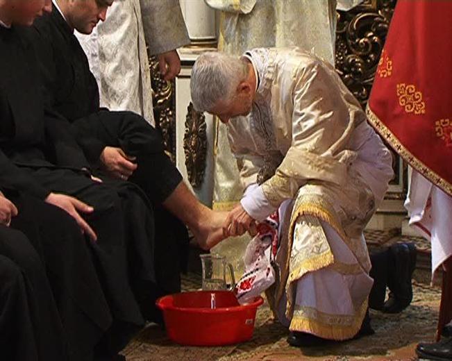 Episcopul greco catolic Florentin a spălat picioarele a 12 seminarişti în Joia Mare 