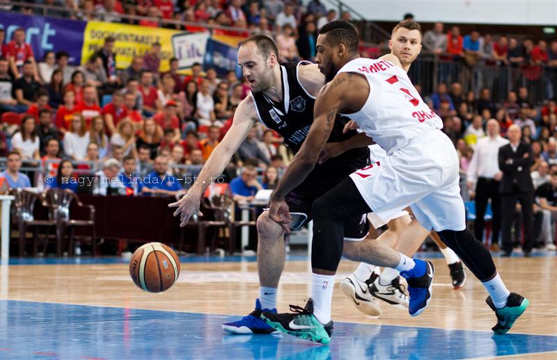 Debut cu stângul în semifinale. CSM Oradea - U-BT Cluj 72-71 GALERIE FOTO