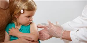 Un vaccin obligatoriu pentru bebeluşi lipseşte de trei luni din cabinetele medicilor