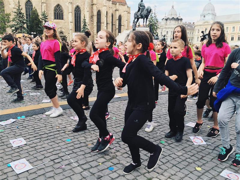 Cluj: Peste 2.000 de copii - la cel mai mare dans sincron din România