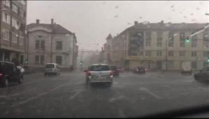 Subsolurile mai multor locuinţe din Cluj-Napoca şi Floreşti, inundate în urma furtunii
