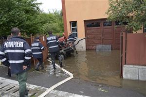 Case inundate în Cluj-Napoca, Floreşti şi Baciu. Pompierii au răspuns la peste 100 de apeluri de urgenţă FOTO