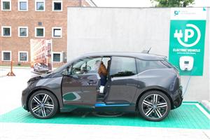 Statul îţi dă bani să-ţi cumperi maşină electrică. Ce şanse ai cu eco-mobilul la Cluj