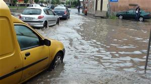 Circulaţia este întreruptă pe mai multe drumuri naţionale din cauza inundaţiilor. COD ROŞU, prelungit până sămbătă după-amiază