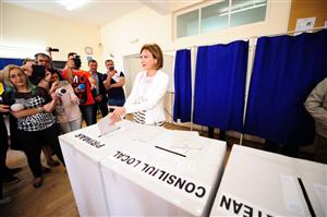 Carmen Iohannis a mers singură la vot, la secţia la care în anii anteriori vota cu soţul ei - VIDEO