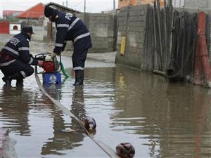 Inundaţii în mai multe localităţi din judeţul Cluj. Peste 80 de apeluri la pompieri