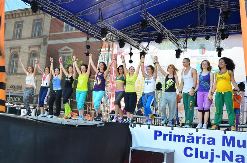 Sute de clujeni, invitați să danseze în Piața Unirii, pe ritm de Zumba, pentru copiii dependenți de dializă