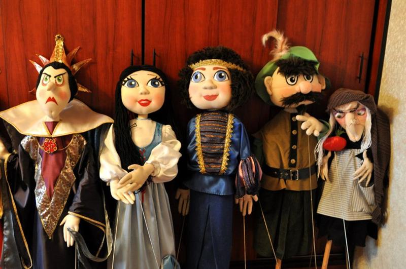 Păpușile de la Teatrul „Puck”, în vacanță la muzeu 