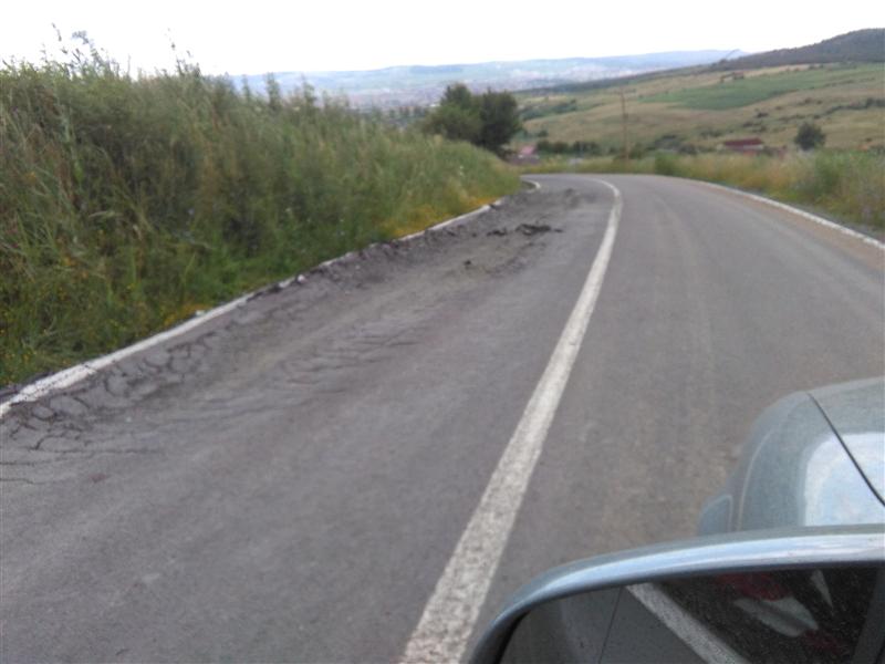 Un drum recent asfaltat se scufundă. Ce spune Primăria Cluj - FOTO