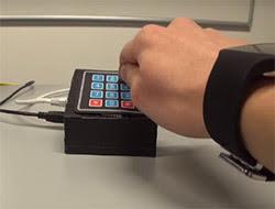 Smartwatch-ul poate intercepta codul PIN tastat la ATM-uri